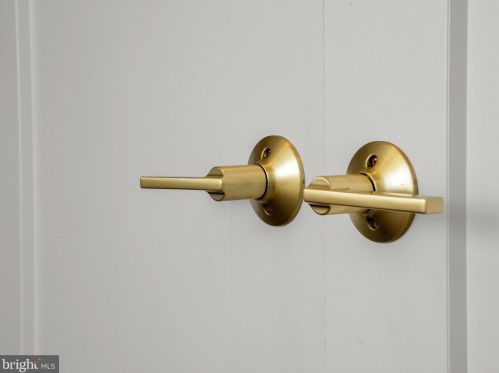 654 13 St, Philadelphia PA 19123-2427 exterior