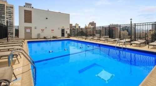 450 Briar Pl, Chicago IL 60657-4737 exterior