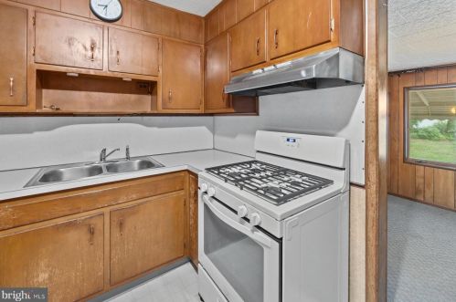 5 Fogarty Dr, Trenton NJ 08619-4320 exterior