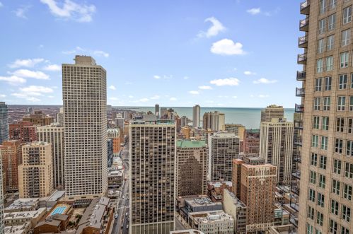 10 Delaware Pl, Chicago IL  60611-1690 exterior