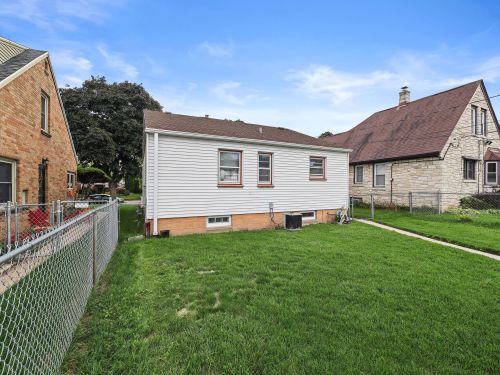 4921 24th Pl, Milwaukee WI 53209-5613 exterior