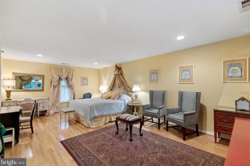 8751 Brook Rd, Mc Lean VA  22102-1507 exterior