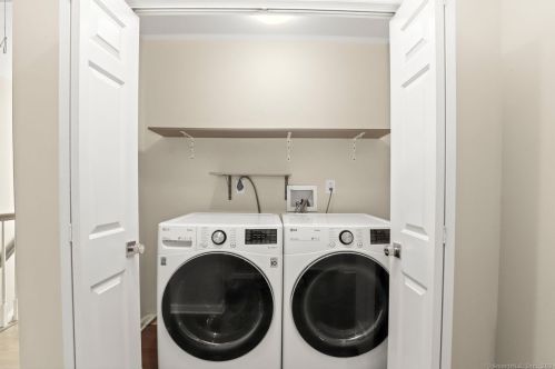 42 Kings Hwy, Westport CT  06880-4710 exterior