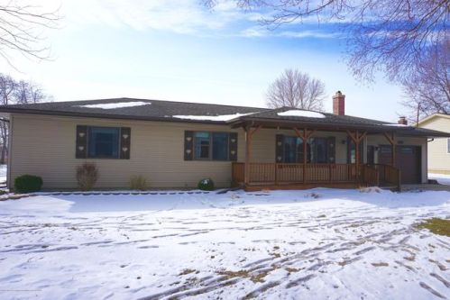 816 Sunflower Dr, Chesaning, MI 48616-1717