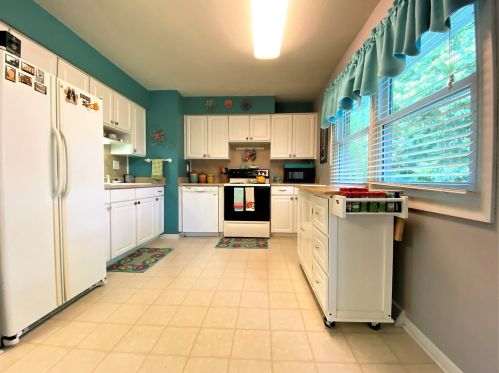 5086 Colonial Ct, Milwaukee WI 53220-2013 exterior