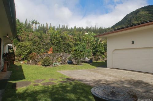 3415 Kaohinani Dr, Honolulu HI 96817-1040 exterior