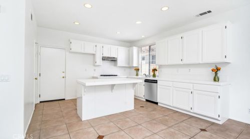 2940 Nau Ave, Tustin CA 92782-3377 exterior