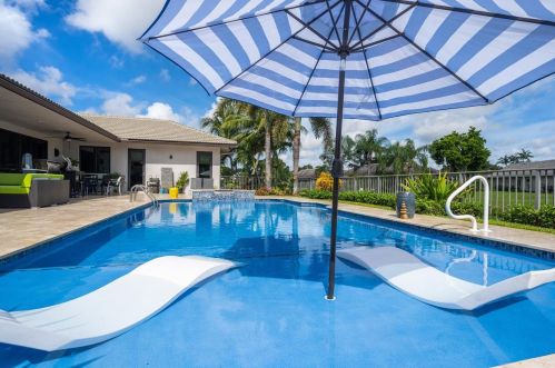 4803 Oak Cir, Boynton Beach FL 33436-5922 exterior