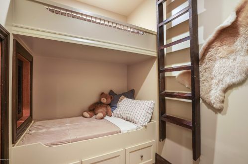 2068 Tall Pne Dr, Grand Rapids MI 49546-7923 exterior