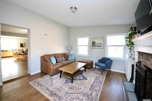 19 Livingston St, Huntington Station NY 11746-4026 exterior