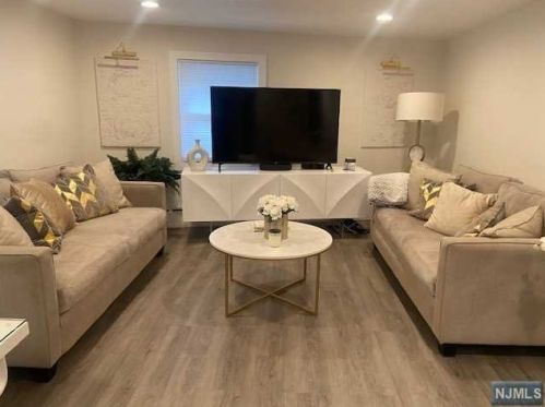 321 Undercliff Ave, Edgewater NJ  07020-1216 exterior