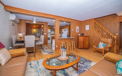 1 Gaulton Dr, Babylon, NY 11703-2305