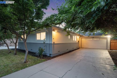 1143 Carey Dr, Concord, CA 94520-4337