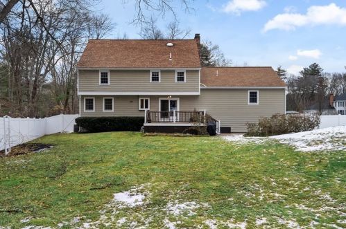 31 Candlestick Rd, North Andover MA 01845-3235 exterior