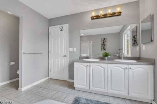 26 Francis Dr, Bridgewater NJ  08807-5714 exterior