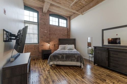 63 Blakeley St, Woonsocket, RI 02895-8812