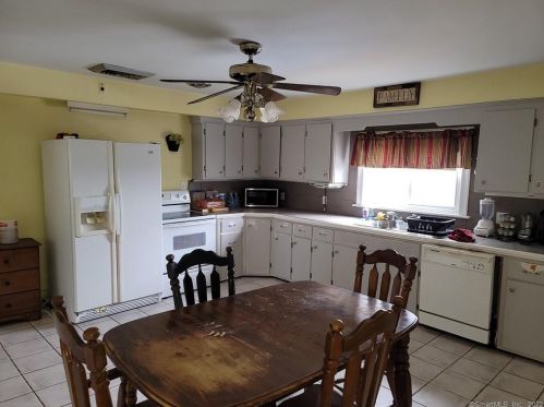 258 Sentinel Hl Rd, Derby CT 06418-2442 exterior