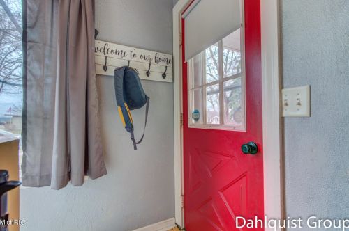 883 Post Rd, Meskegon, MI 49441-4043