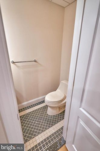 2221 Jefferson Ln, Huntingdon Valley PA 19006-6038 exterior