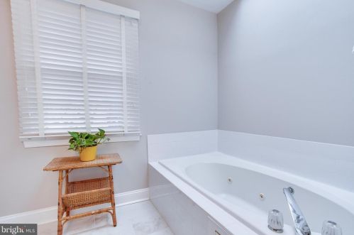 7308 Aynsley Ln, Mc Lean VA 22102-2931 exterior