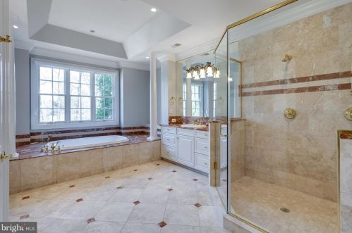 884 Alvermar Rdg Dr, Mc Lean VA 22102-1435 exterior