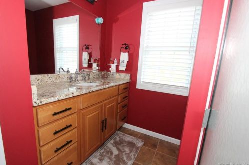 101 High St, Derby CT 06418-2721 exterior