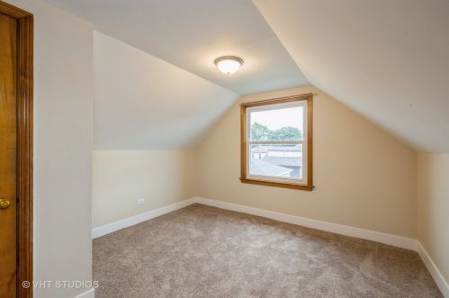 6040 Kilbourn Ave, Chicago IL  60646-5010 exterior