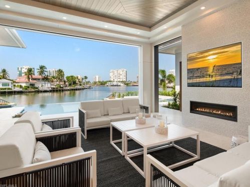 3841 Crayton Rd, Naples FL 34103-3528 exterior