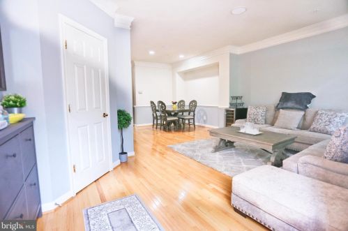 326 Fallsgrove Dr, Rockville, MD 20850-4732