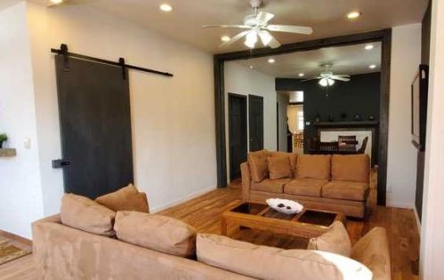 5737 Damen Ave, Chicago, IL 60636-1505