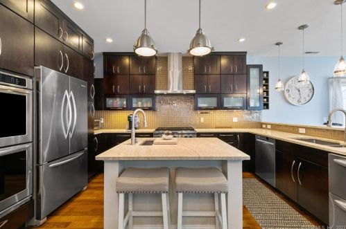 27 Pt Bch Dr, Milford CT 06460-7642 exterior