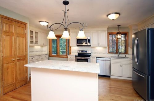 1 Angel Pl, North Haven, CT 06473-2402