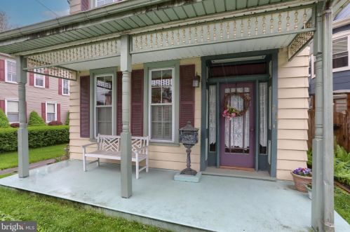 273 Main St, Hummelstown PA 17036-1721 exterior