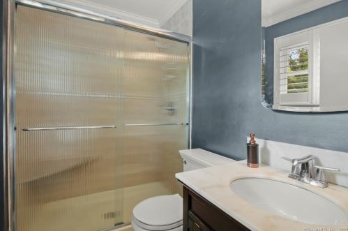 11 Angelus Dr, Greenwich CT 06831-3634 exterior