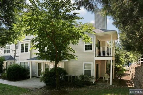 1034 Castle Rd, Mahwah, NJ 07430-3256