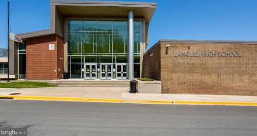 701 Rdg Dr, Mc Lean VA 22101-1620 exterior