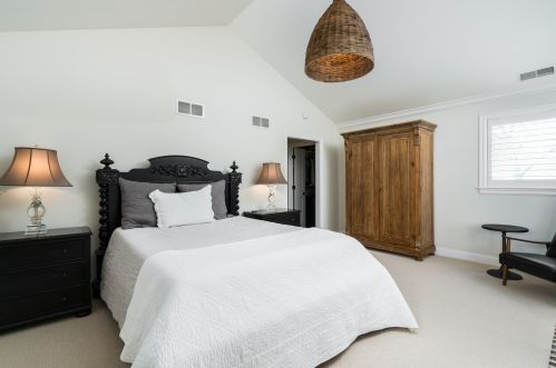 835 Gln Ave, Milwaukee WI 53217-5216 exterior