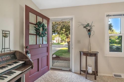 6426 Oakland Dr, Kalamazoo, MI 49024-2510