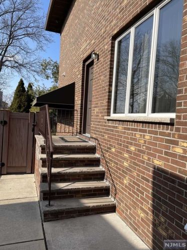 535 Hillside Ave, Palisades Park, NJ 07650-1315