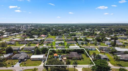 756 Oak St, Fort Pierce, FL 34952-1365