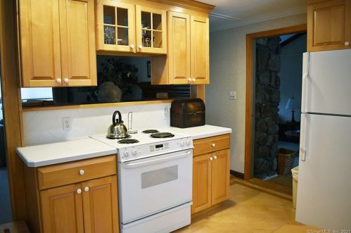 7 Orbit Dr, Enfield CT 06082-5528 exterior