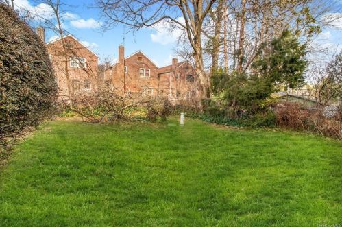 251 239 St, Bronx NY 10470-1811 exterior