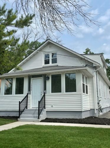 1704 10th St, Waukegan, IL 60085-7636