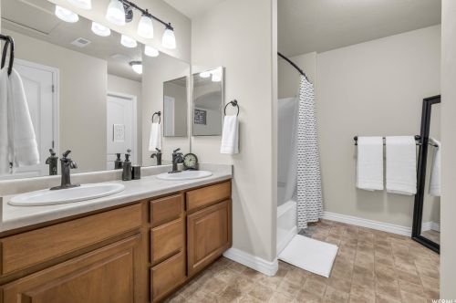 3939 Spencer Crst Ln, Taylorsville UT 84084-5004 exterior