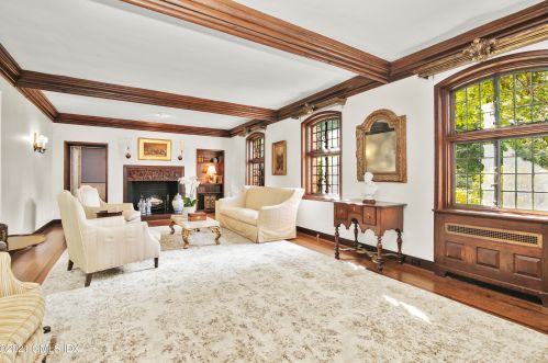 33 Midwood Rd, Greenwich CT 06830-3800 exterior