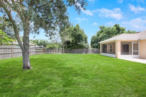 334 Whitmore Dr, Fort Pierce FL 34984-4529 exterior