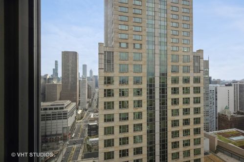 950 Michigan Ave, Chicago IL 60605-2201 exterior