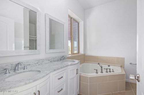 828 Cresta Loma Dr, Tucson AZ 85704-3706 exterior