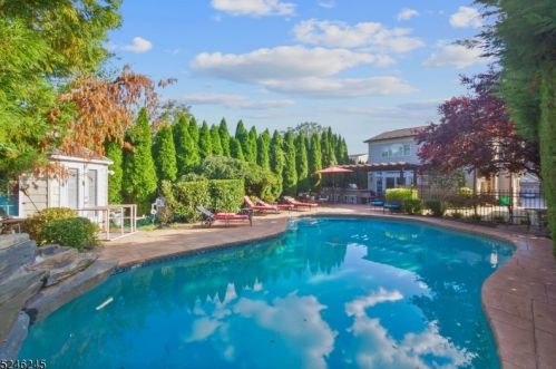 90 Spg Gdn Ave, Nutley NJ 07110-1507 exterior