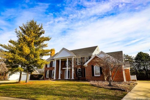 4866 Riverchase Dr, Troy, MI 48098-4185